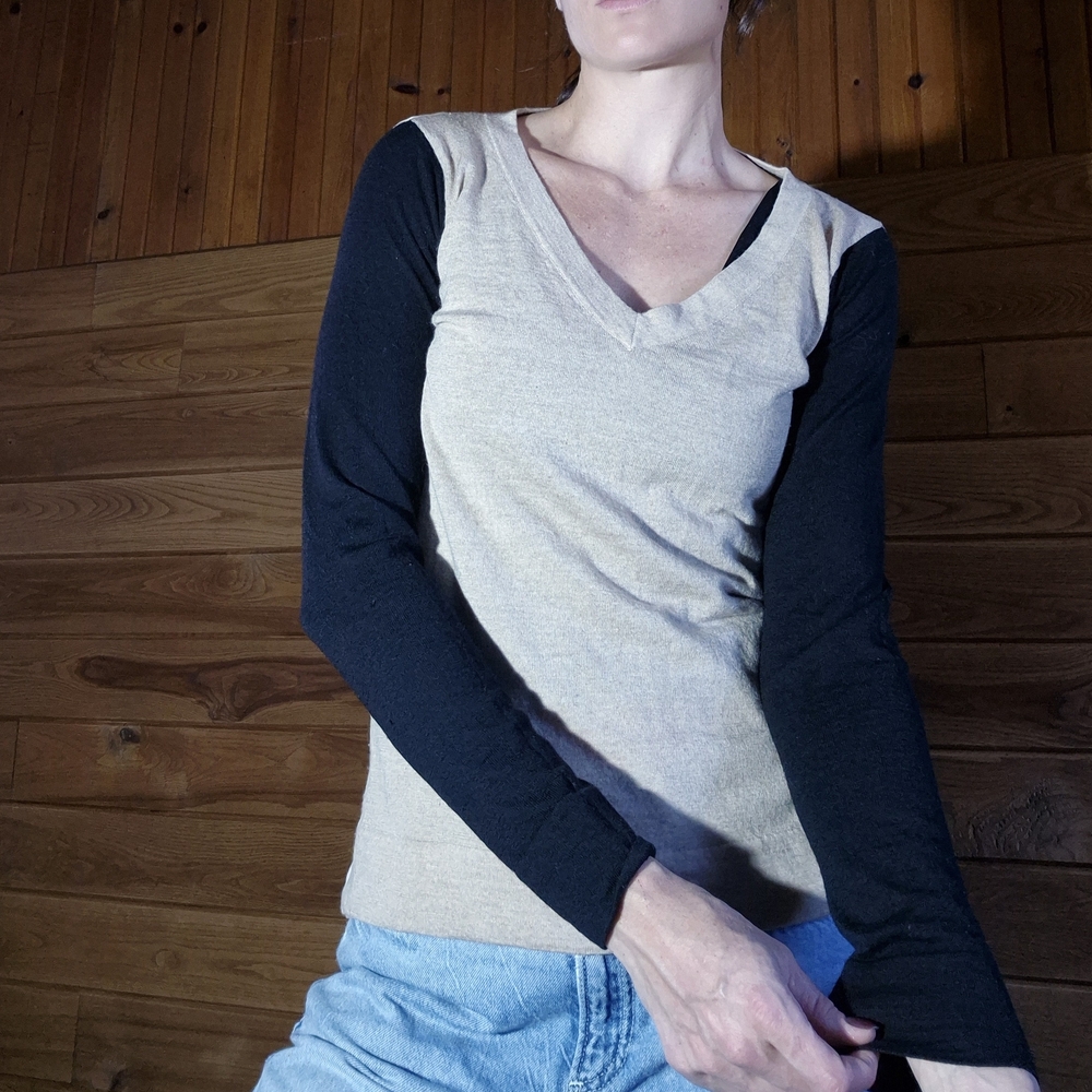 Women's V-Neck Long Sleeve Top - Black and Tan